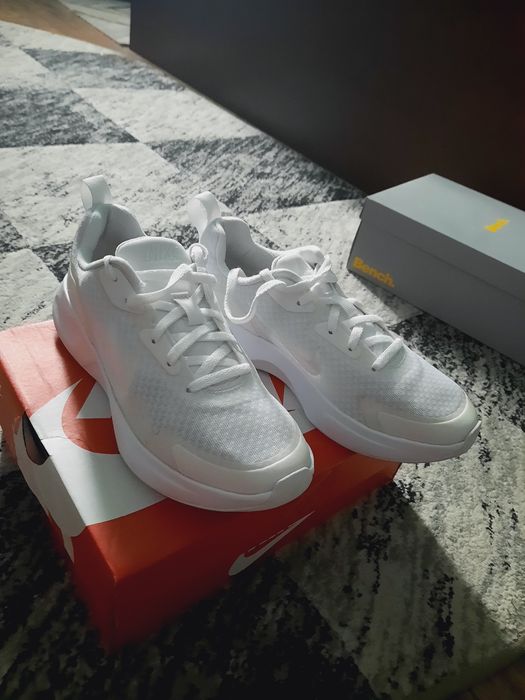 Vand adidasi sport Nike ca si noi