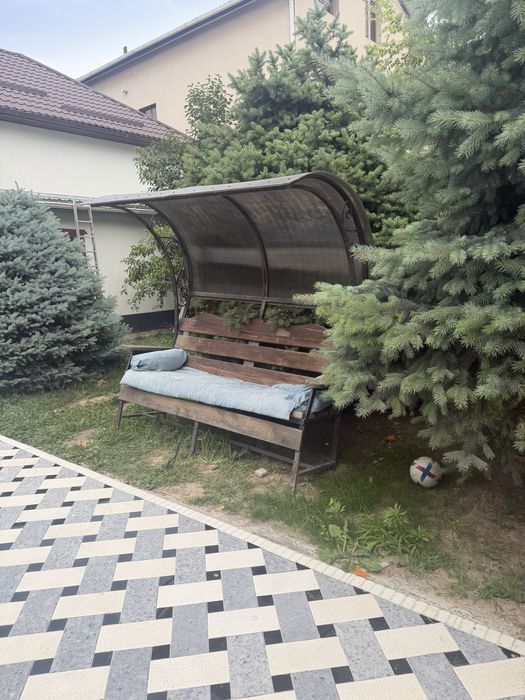Железная скамейка качеля