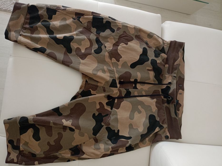 Vând pantaloni scurți model army,mărimea M,in stare buna, produs de ca