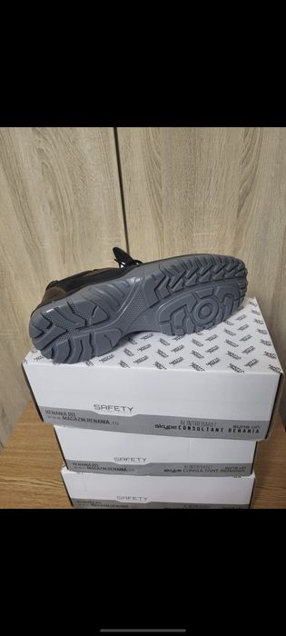 Bocanci de munca cu glezna joasa de la Safety Fashion by Renenia