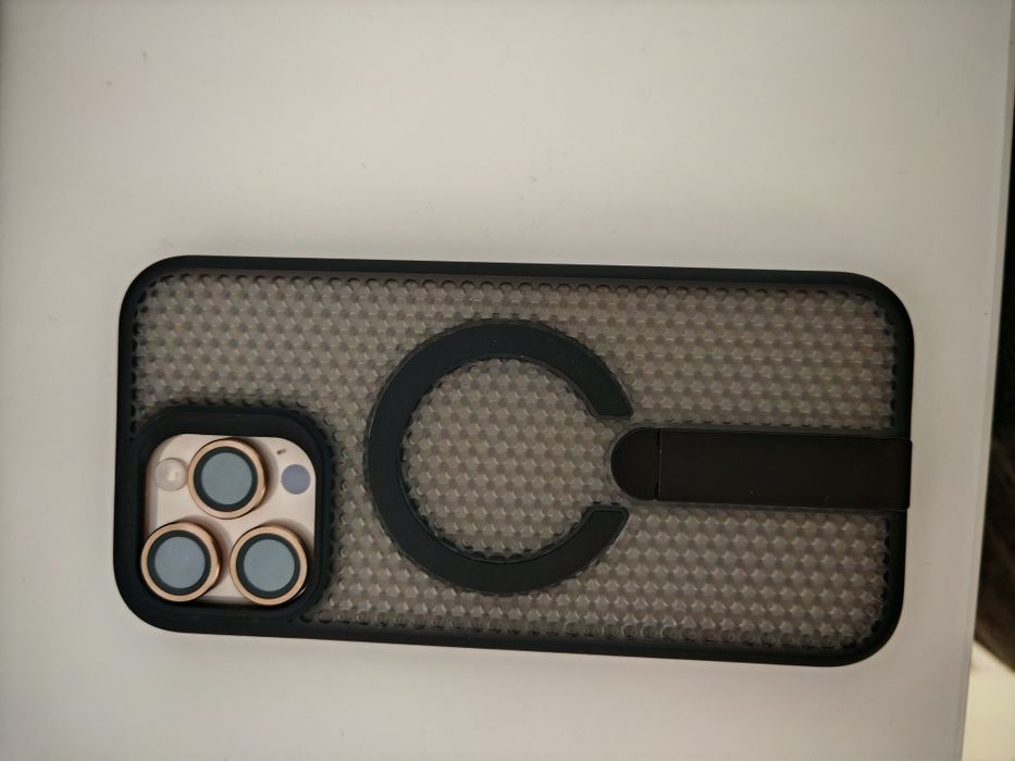 Продам чехолы на iPhone 16 Pro Max