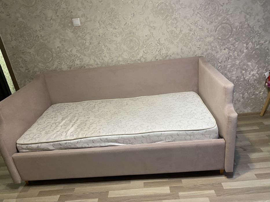 Продам кровать с матрасом