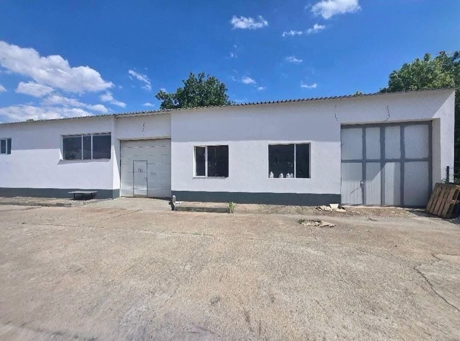 Складова база  с хале