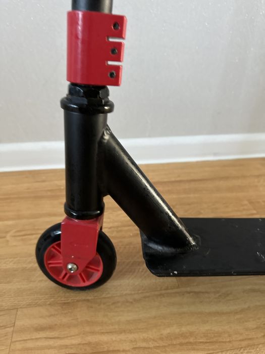 Продам самокат черный