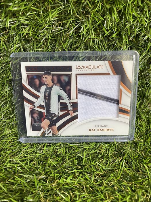 Номерирани колекционерски карти с автографи и тениски.