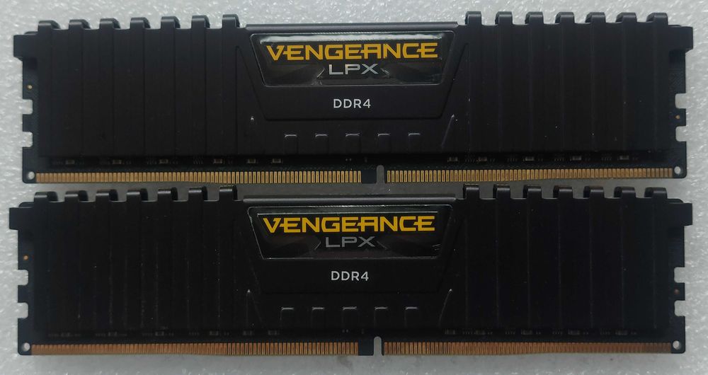 KIT memorii 64GB  (2X32GB) DDR4 2400Mhz CORSAIR Vengeance LPX