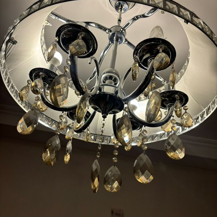 Продам люстры в отличном состояний