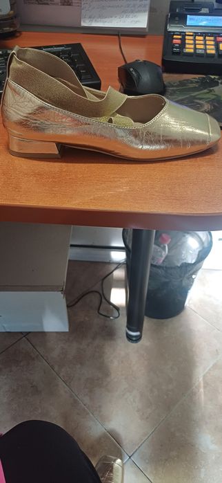 Обувки тип пантофки златни