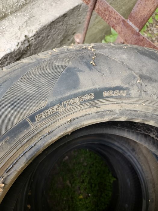 Продам резину на машину.