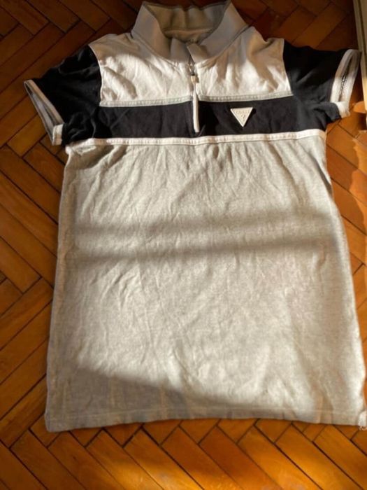 Tricou Guess polo alb-negru cu fermoar