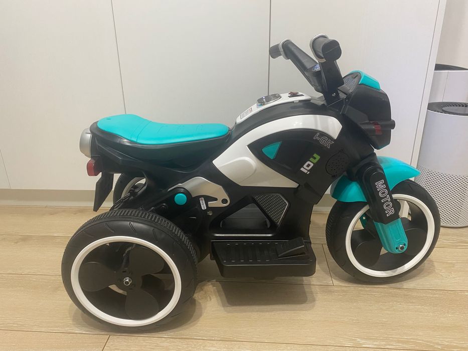 Motocicleta Electrica Pentru Copii, Muzica Si Lumini, 2 Motoare, Negru/Verde, 12V - 216PS Performanta – 2 motoare, baterie 12V