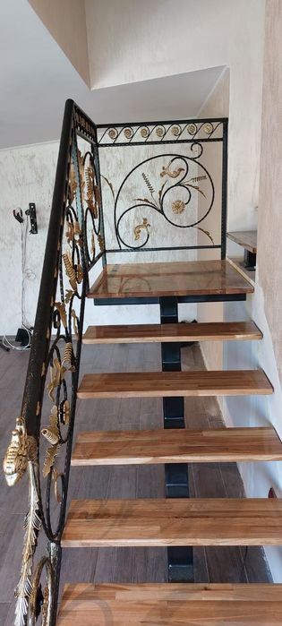 Scari metalice cu trepte din lemn