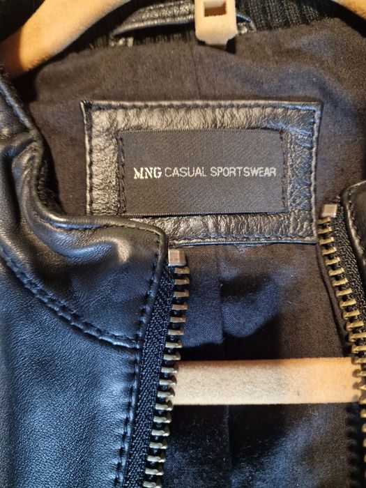 Кожено яке с ресни и капси.Размер М.Без следи от употреба.