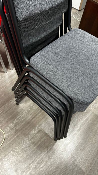 Серый стул для работы / офиса