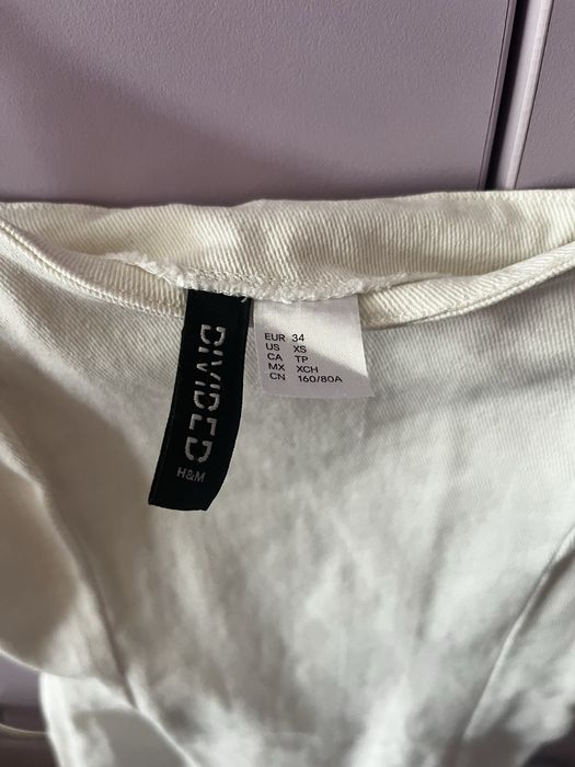 Бяла дънкова рокля оформяща много добре тялото