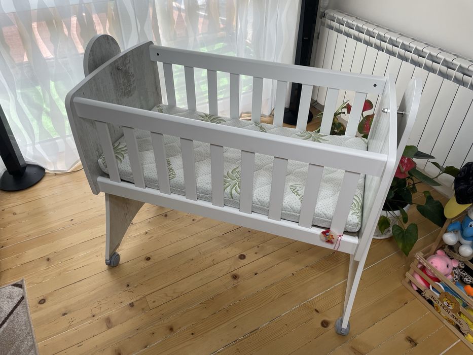 Дървена кошара люлка  на колела с удобен алое вера матрак