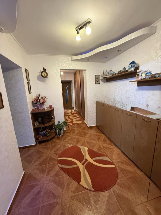 Vand apartament 3 camere + 2 balcoane inchise, decomandat, zona Tomesti