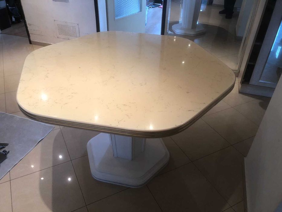 Красива трапезна маса дърво и мрамор, шестоъгълна