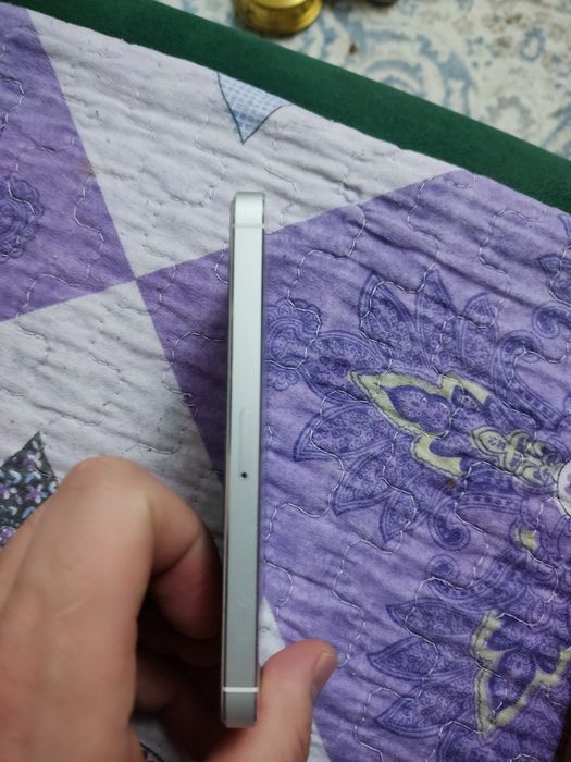 Продам iPhone 5s (золотой)