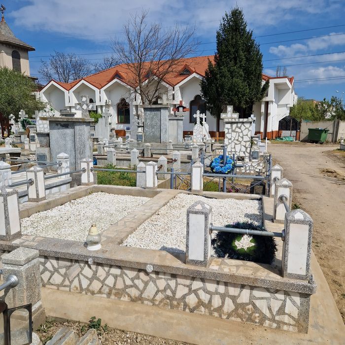 Vând 2 locuri de veci în cimitirul Ghe Lazar( Galați). Sola C , rândul 7( libere)