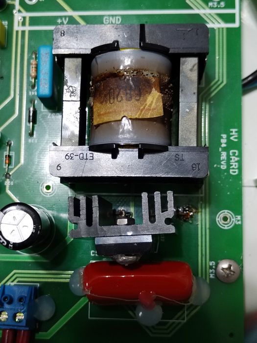 Defibrilator bifazic cu monitor, necesita scimbarea chopper-lui