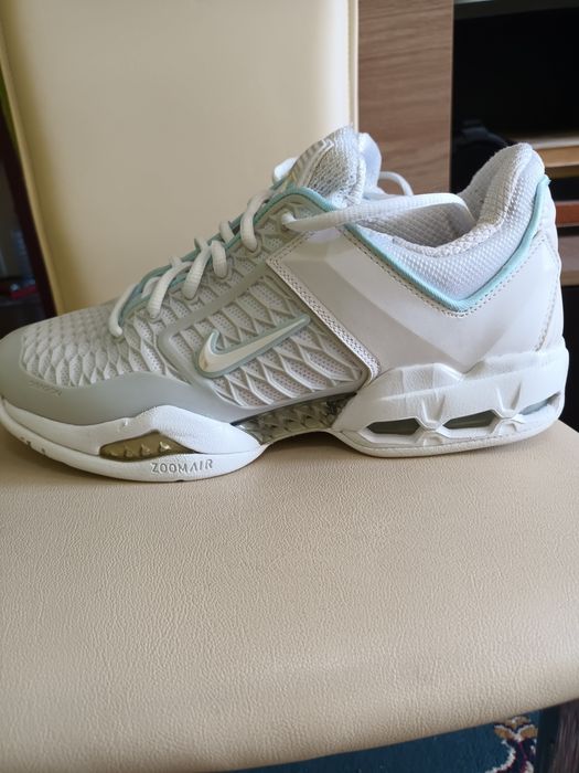 Adidași nike nr 40,5 în stare impecabilă preț 90 lei .comanda pe olx ieftin și sigur în jur de10  lei