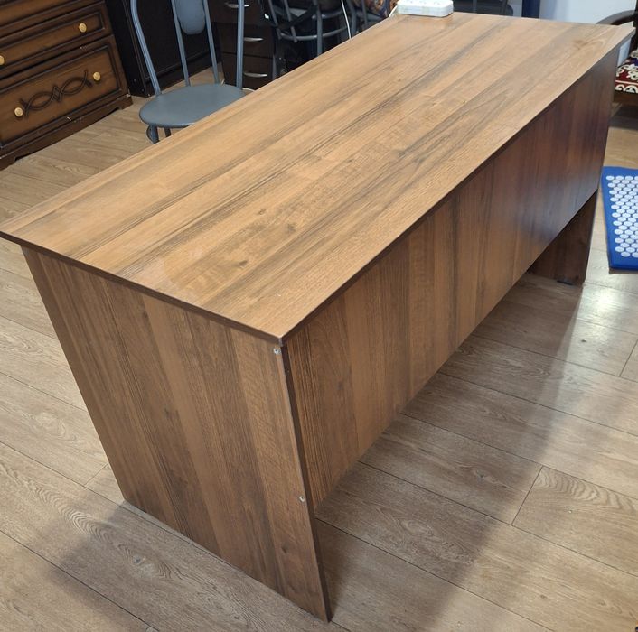 Стол и тумбочка б/ у