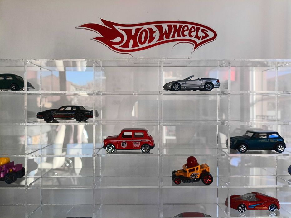 Hot Wheels  стелаж , предназначен за 48 колички .