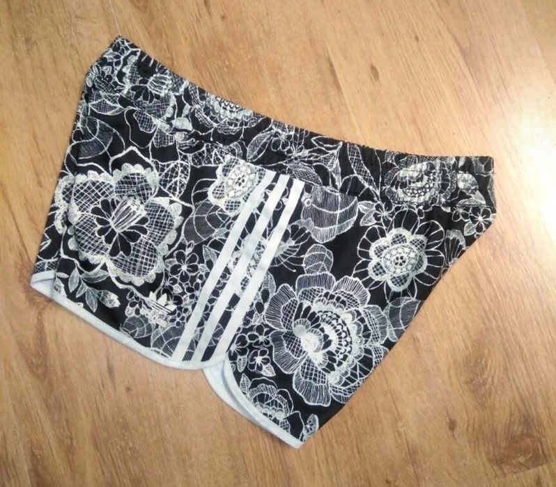 Pantaloni scurți de damă Adidas mărimea 40 M
