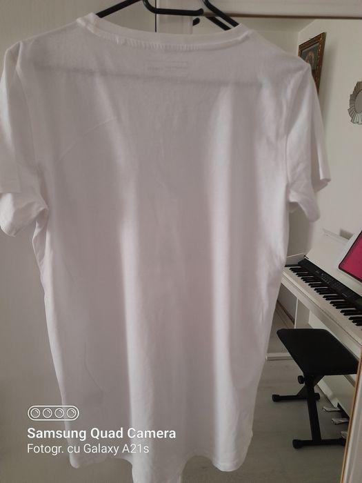 Vând    tricou  .