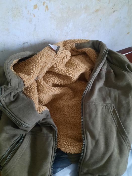 Отдам одежду куртки кофты обувь