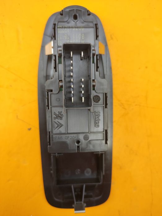 Панел ел.стъкла за Пежо-208