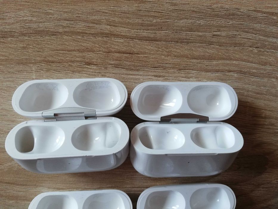 лот от 4 броя Apple Airpods Pro 2 A2700 зарядни кутий