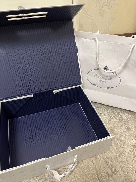 Пакет и коробка от Prada и Chanel