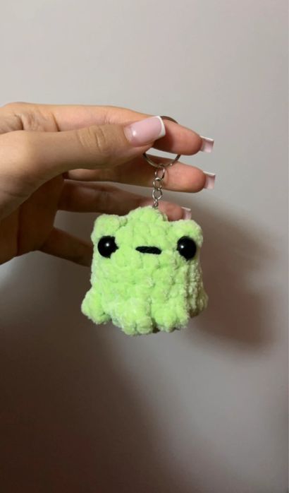 breloc broasca croșetată