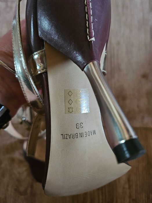 Продавам обуви CARRANO