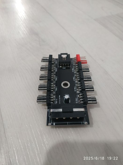 Хаб на 8 вентиляторов