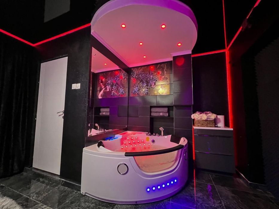 Apartament cu jacuzzi si leduri ambientale