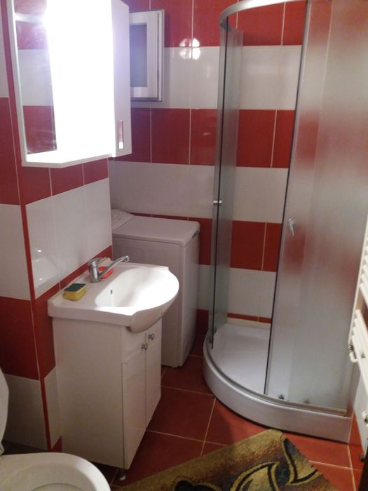 Camera de inchiriat la un apartament cu  3 camere.