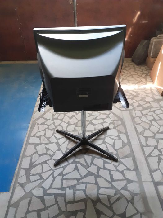 Продам телевизор шиваки диагональ 50 с подставкой