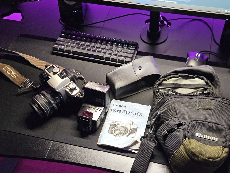 Set Canon EOS 50E + Obiectiv Canon EF 28-105mm f/3.5-4.5 USM cu flash, strap si geanti incluse