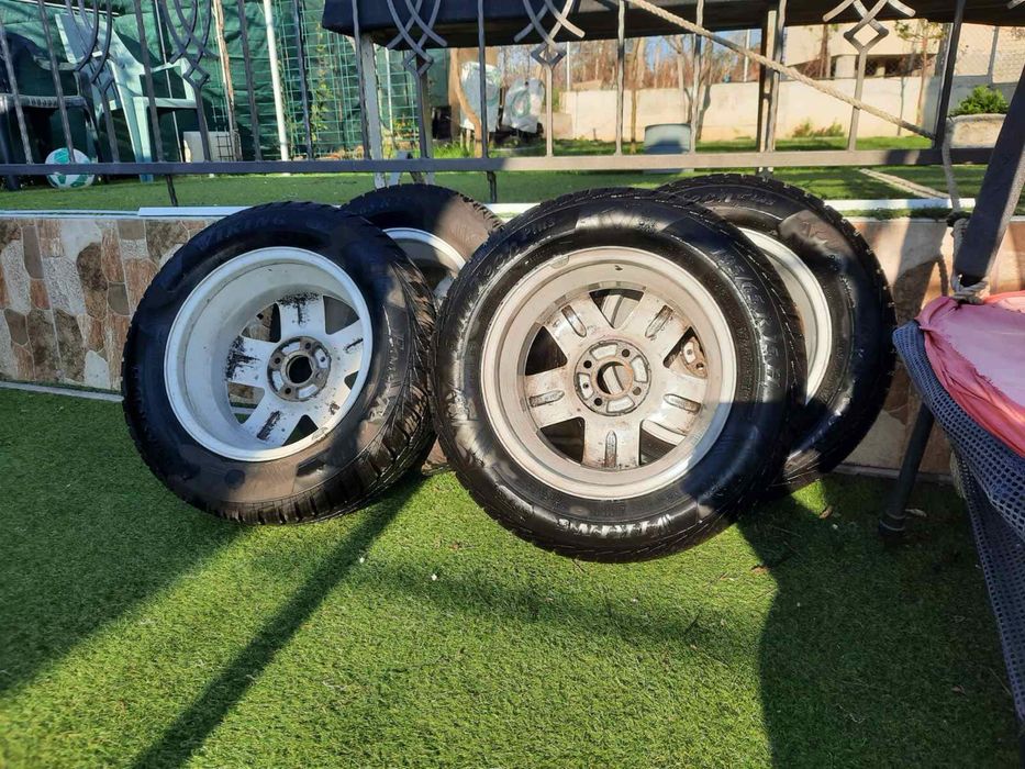 4 почти нови всесезонни гуми с оригинални Рено джанти