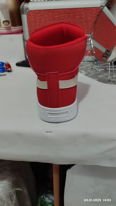 Продам кроссы новые