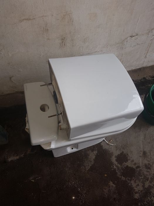 Продаю унитаз с бочком