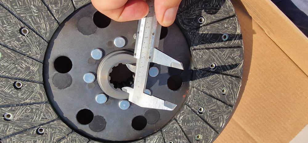 Disc ambreiaj tractor fiat Diametru: 280 mm
Numar dinti: 10
Dimensiune