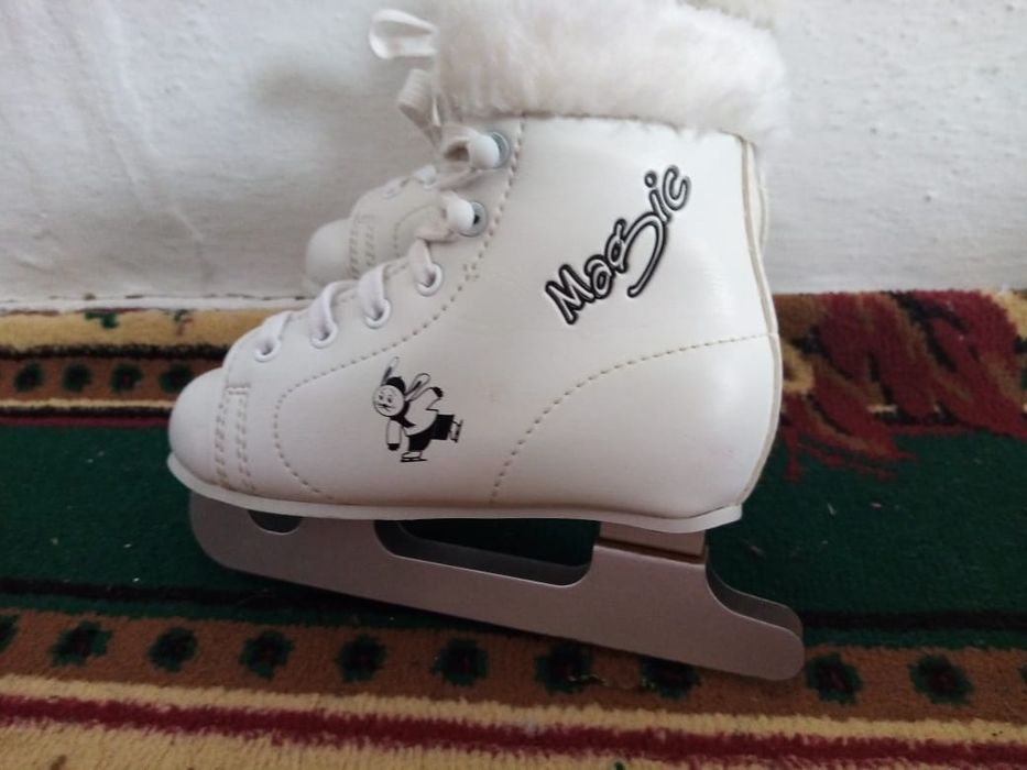 Продам коньки  на девочку