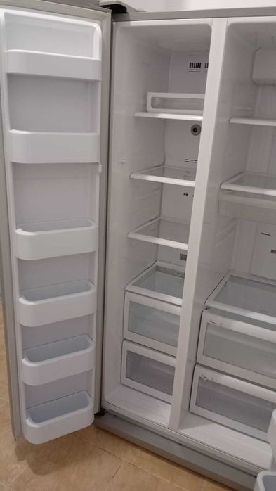 vand combina frigorifica in 2 usi