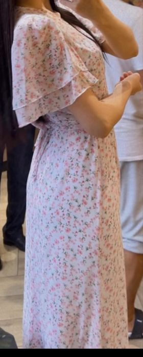 Розовое платье с принтом цветов