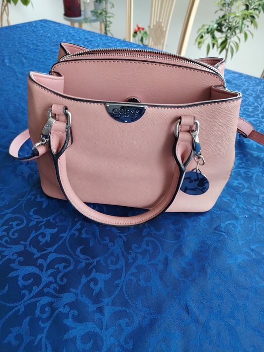 Guess чанта  нова