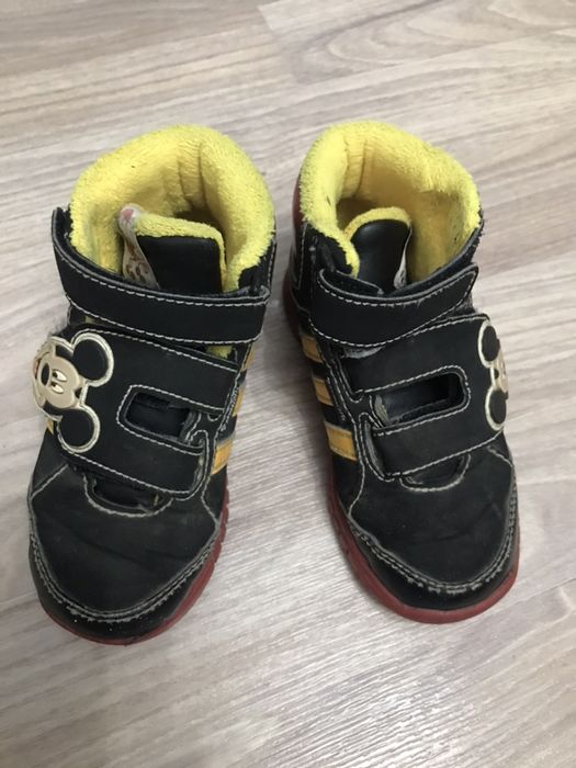Продам кроссовки для девочки Adidas